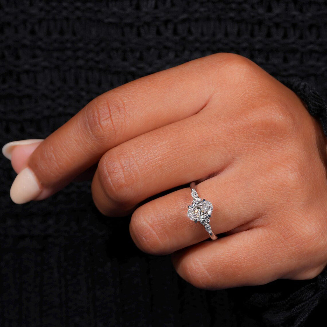 Shiny Diamond-encrusted Big Diamond Wedding Diamond Ring